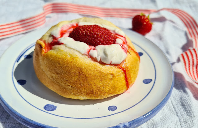 Rezept: Blitzschnelle dänische Erdbeer-Boller. Ich zeige Euch auf Küstenkidsunterwegs Zutaten und Zubereitung für die süßen, saftigen und schnellen Erdbeer-Brötchen aus Dänemark!