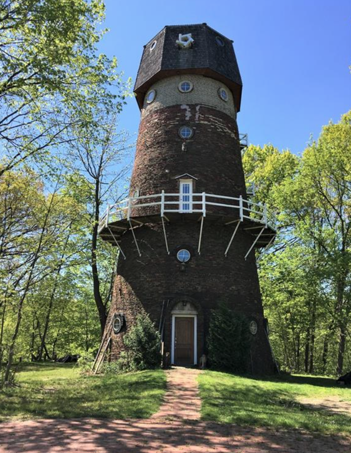 Brady's Bunch of Lorain County Nostalgia Own the Windmill on Kolbe Road