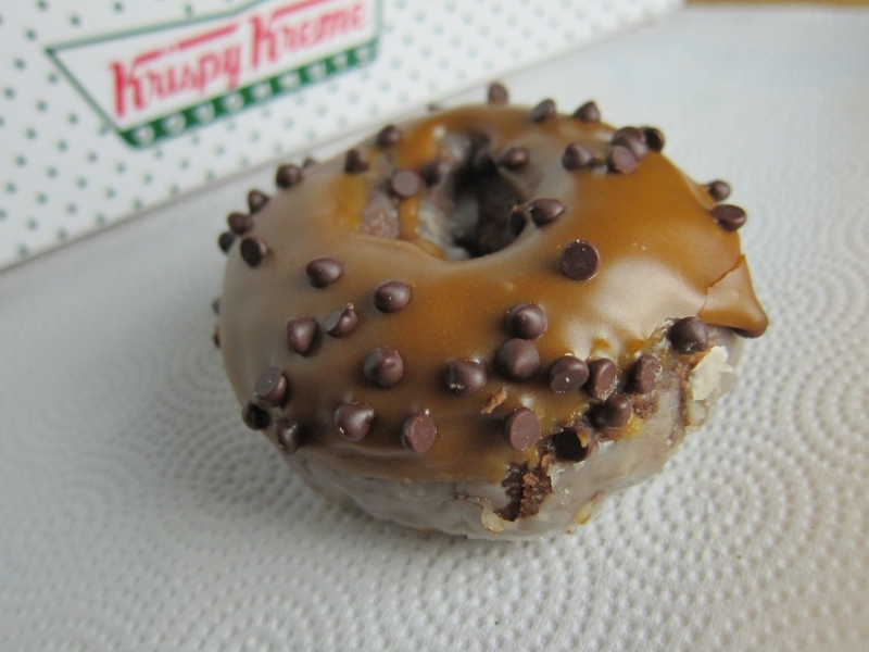 Review Krispy Kreme Caramel Chocolate Chip Cake Donut
