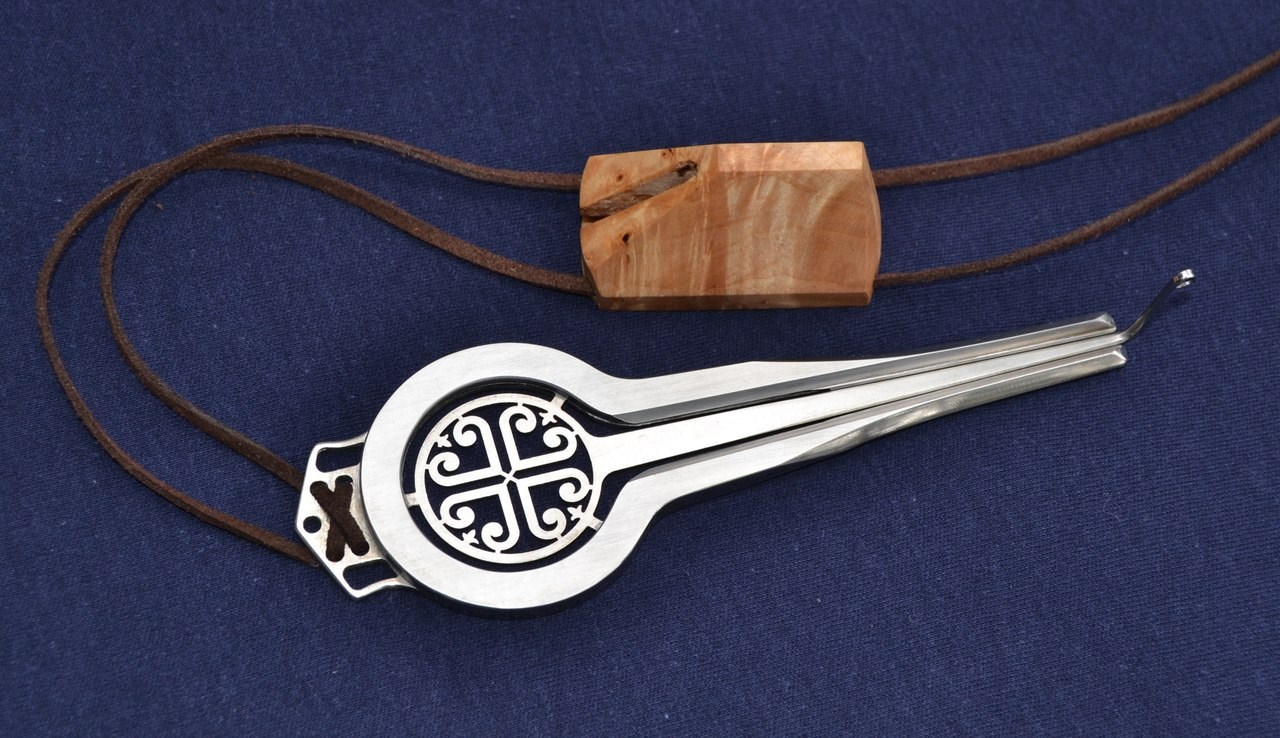 Якутский варган. Музыкальный инструмент якутов хомус. Хомус Якутский инструмент варган. Национальный инструмент якутов хомус. Якутский музыкальный инструмент варган.