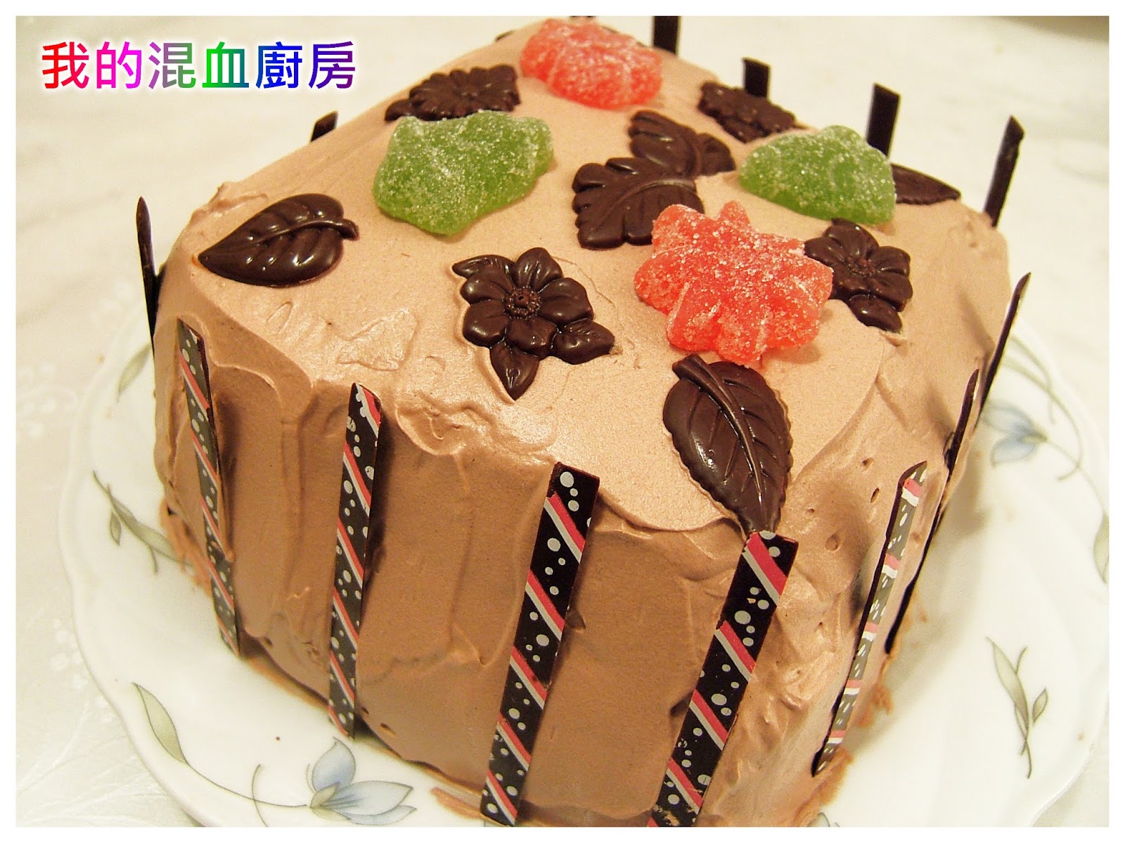 巧克力蛋糕装饰用草莓和巧克力卷毛 库存照片. 图片 包括有 美食, 酥皮点心, 生日, 可口, 巧克力 - 132880672
