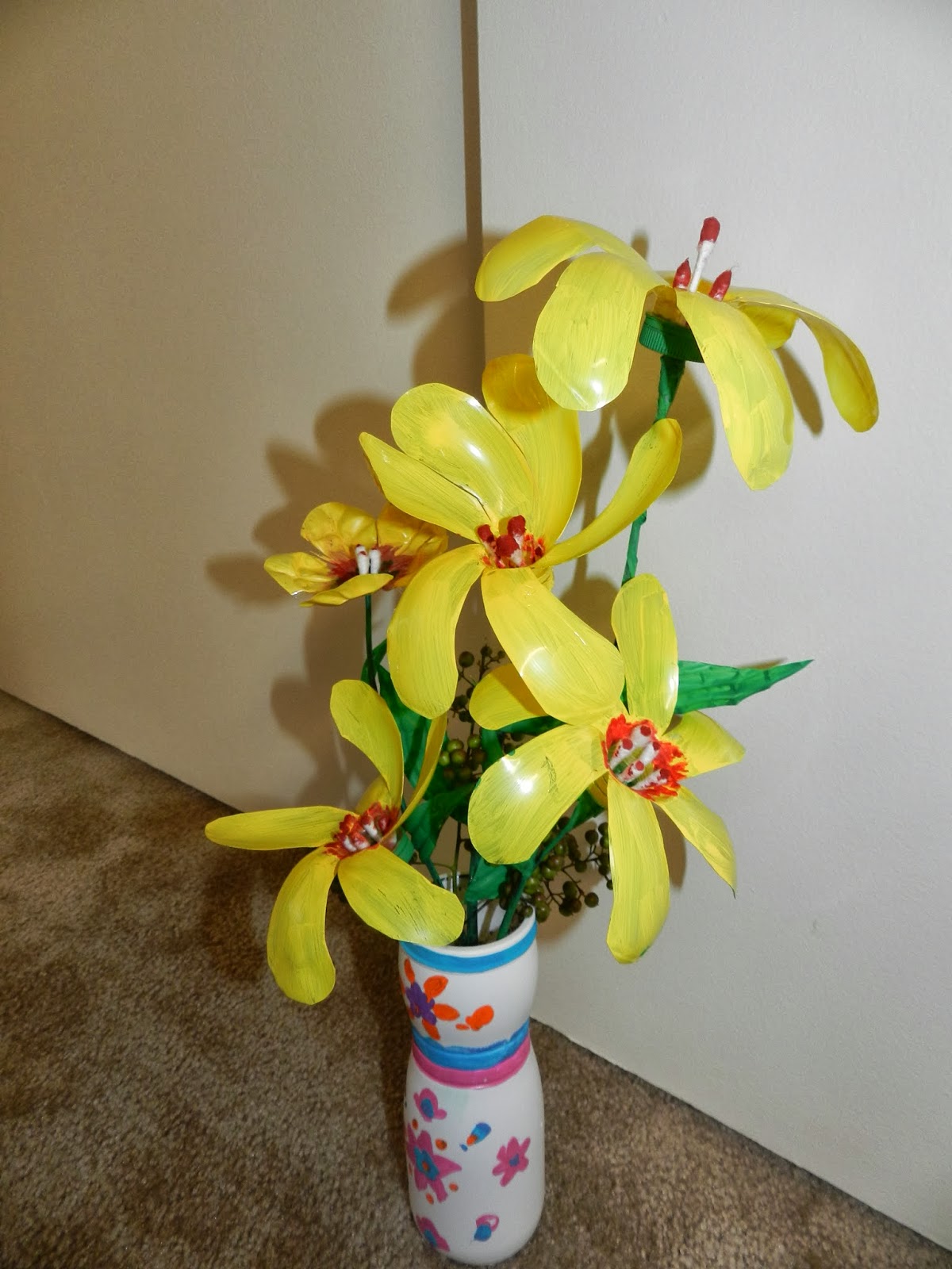 Creative DIY crafts: Cute Flower Vase with Empty Water Bottles!