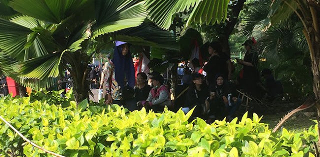 Kepanasan, Massa Kontra Anies Ngadem Di Bawah Pohon Kepanasan, Massa Kontra Anies Ngadem Di Bawah Pohon