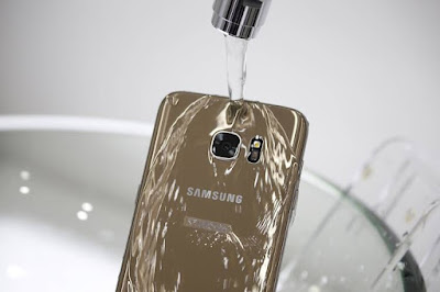 Water resistance is one of the features that Samsung’s Galaxy S7 boasts, which Apple’s iPhone doesn’t. PHOTO: REUTERS