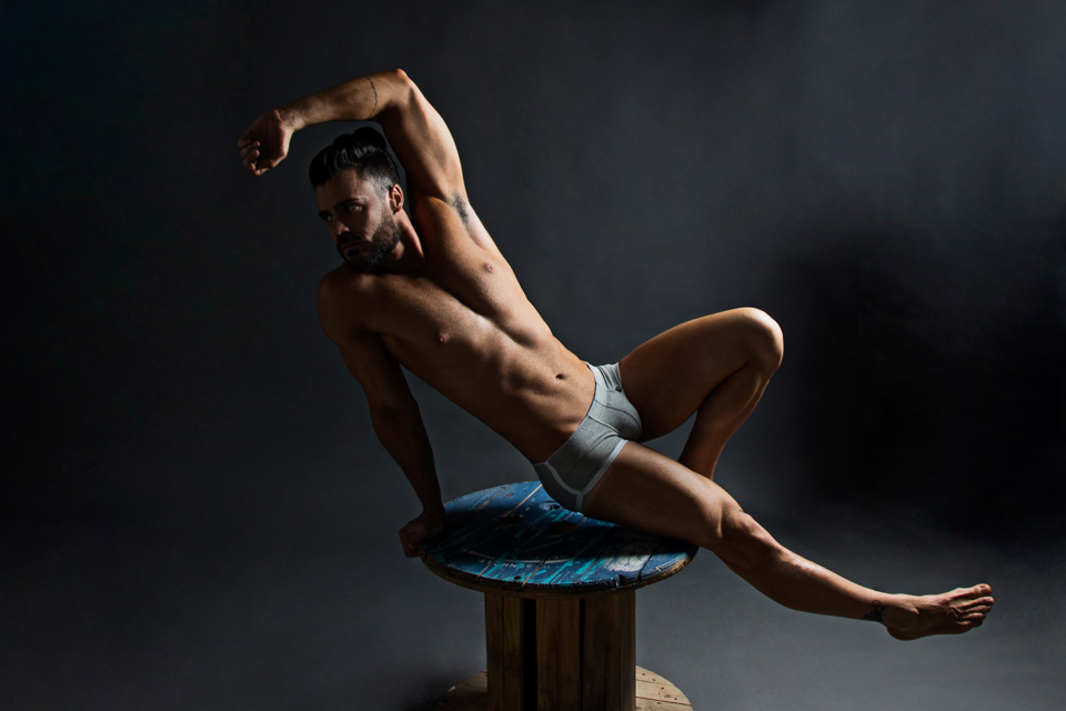 Thiago La Côrte exibe corpo escultural em ensaio sensual. Foto: Leonardo Santos