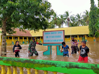 Sinergitas TNI Polri Evakuasi Warga Terdampak Banjir di Desa Lompulle