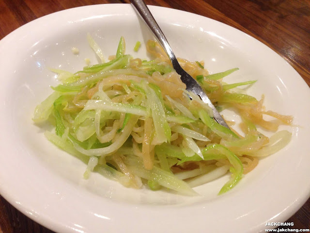 Mix jellyfish with celture in scallion oil