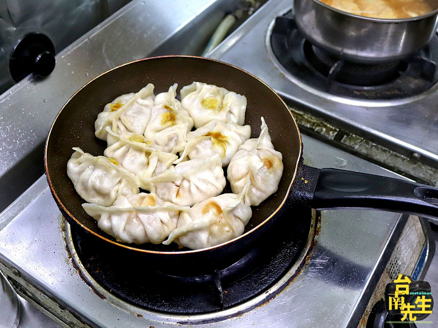 台南煎餃／1人小店現點現煎／霸王級尺寸挑戰台南最大顆／手工現包自製麵皮與內餡／親自上市場採買食材／獨家特調香辣醬／價格親民100元吃飽吃滿還有找