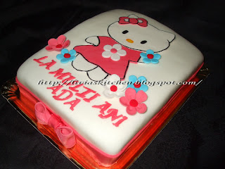 Tort Hello Kitty cu flori