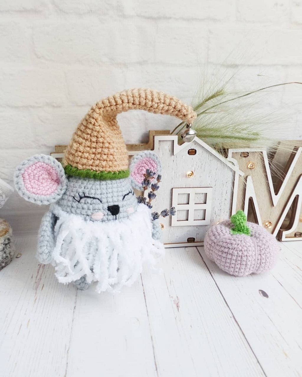 Вязаный мышонок гном амигуруми