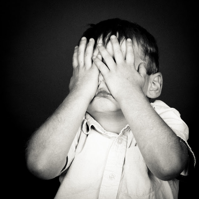 "Throw up your hands in frustration" nghĩa là gì?