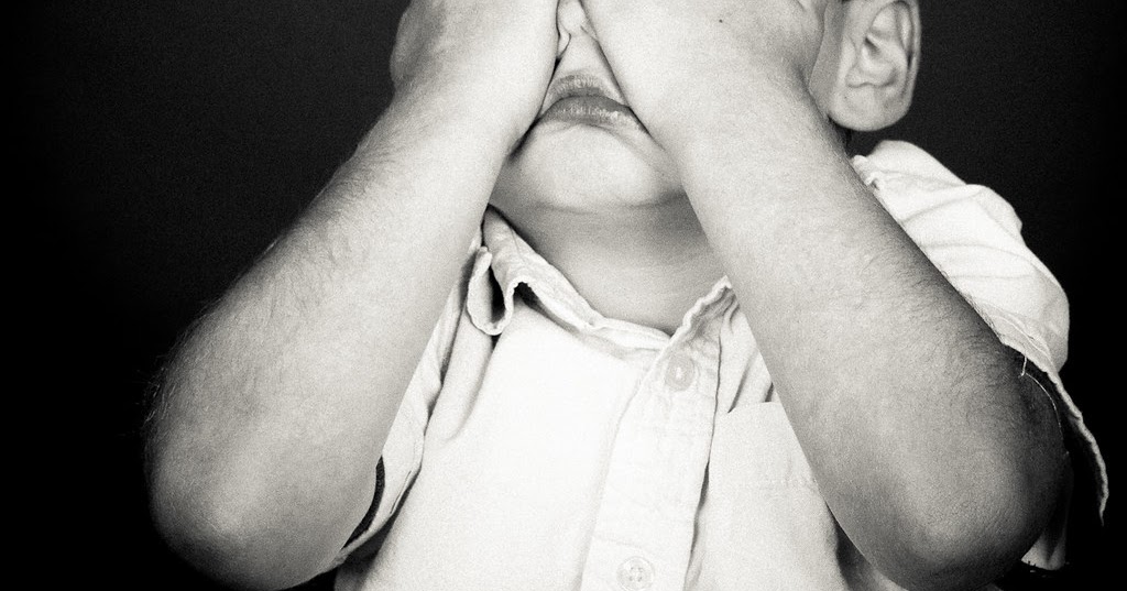 "Throw up your hands in frustration" nghĩa là gì?