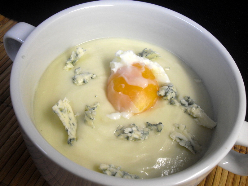 Receta de crema de coliflor con queso azul y huevo.