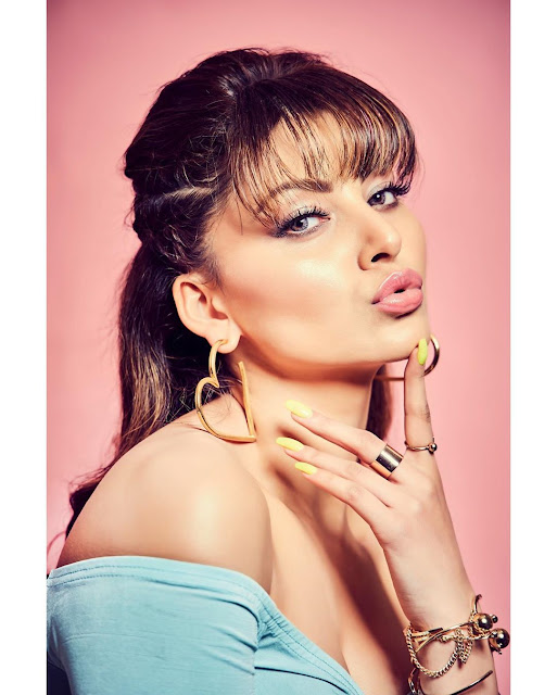 Sexy & Gorgeous Urvashi Rautela