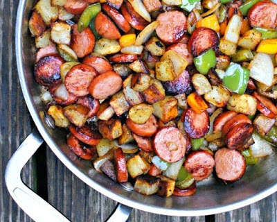 Λουκάνικο γαλοπούλας με πατάτες και πιπεριές