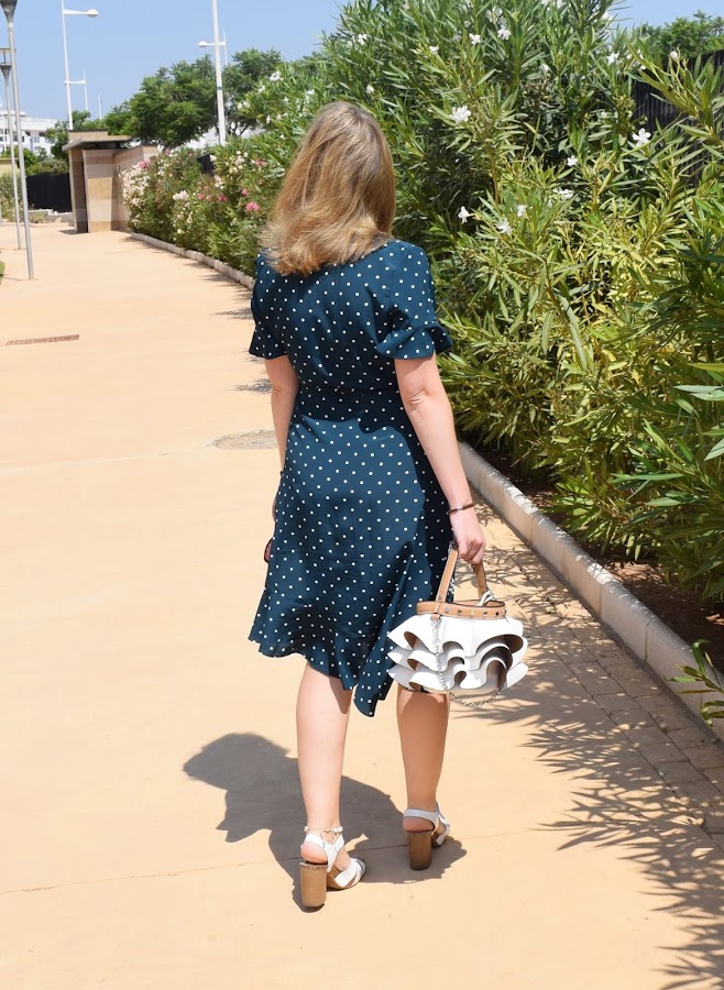 Cómo_combinar_un_vestido_de_lunares_y_volantes