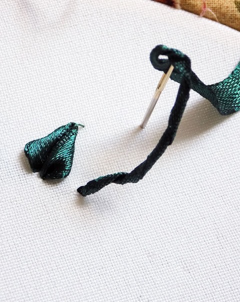 Thêu thân cây bằng mũi lazy daisy hẹp