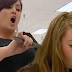 Une coiffeuse coupe les cheveux de cette ado, quand elle voit ça, elle est déstabilisée!