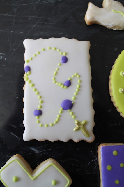 rosary cookies, First communion cookies, decorated cookies, best decorated cookies @www.thecookiecouture.com