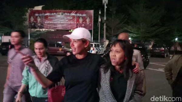 Sudah 8 Jam, Nikita Mirzani Masih di Polres Jaksel Usai Dijemput Paksa