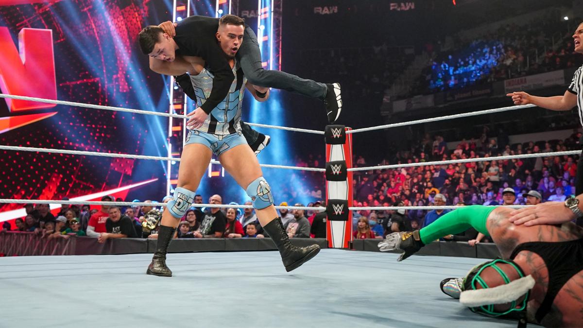 Austin Theory substituirá Rey Mysterio no Team RAW no WWE Survivor Series