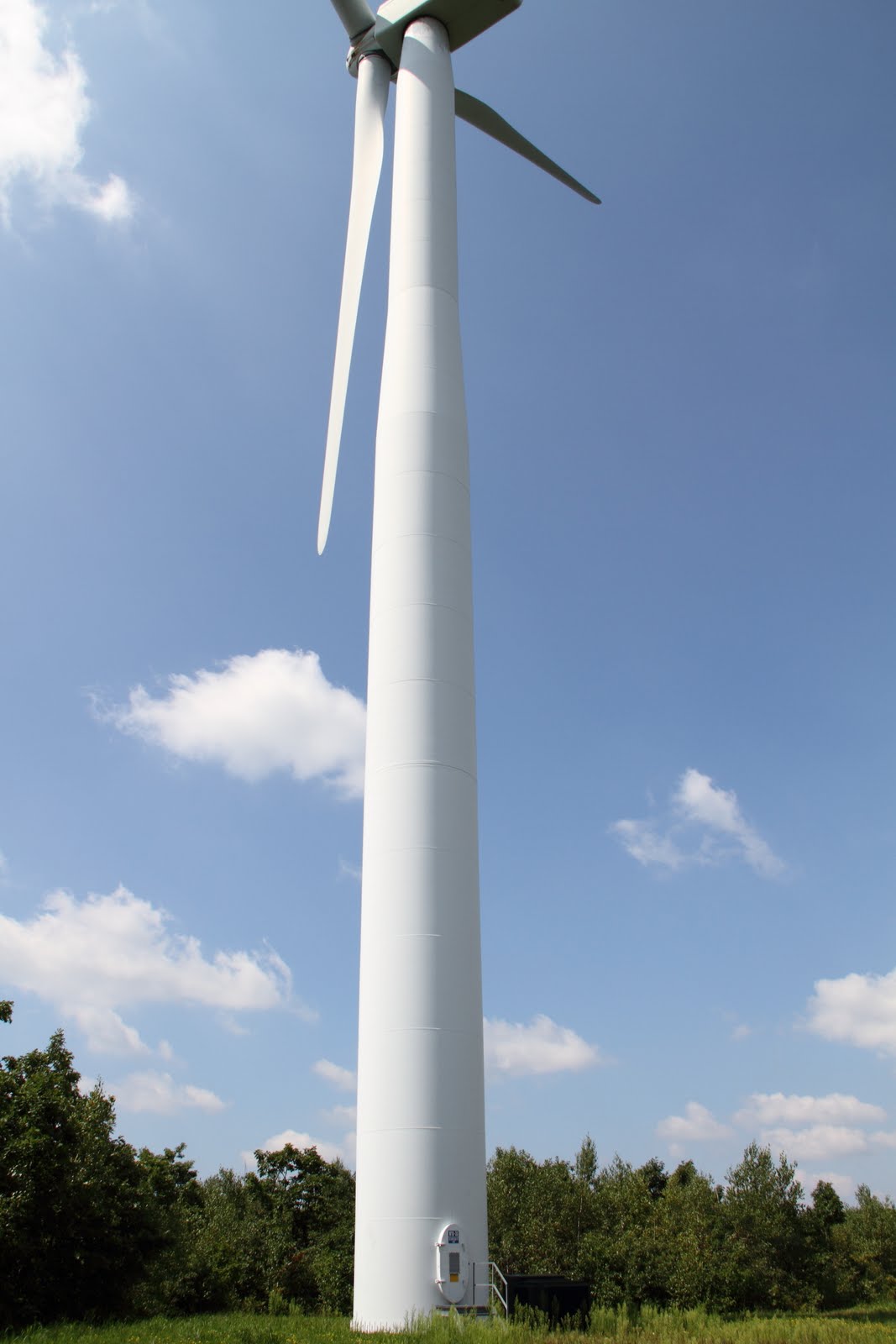 "Broadcast Wind" Blog Spot Up Close GE 1.5 MW WTG Wind Turbines on