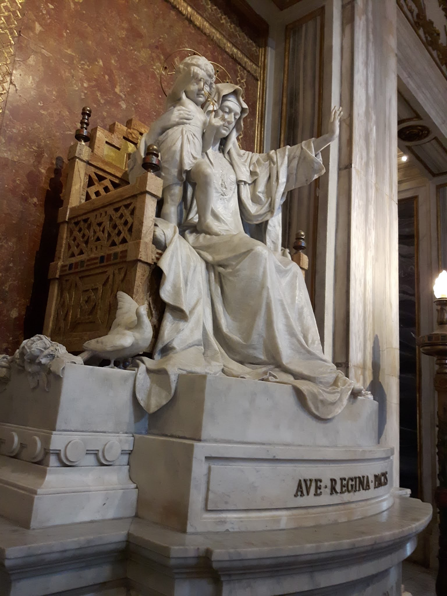 Rerum Romanarum: Statua di Maria Regina Pacis nella Basilica di Santa