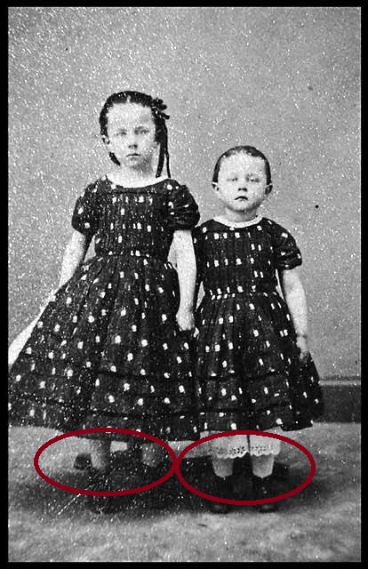Fotografía Post mortem de dos niñas a finales del siglo XIX.  https://www.pinterest.es/pin/514747432386346403/