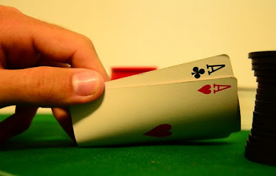 Opción en poker de llevar un trío o set en el pre-flop