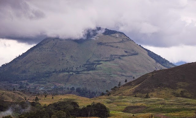Menikmati Danau Toba Dari Bukit Gundul, Gunung Sipiso-Piso - Yanacircle.com