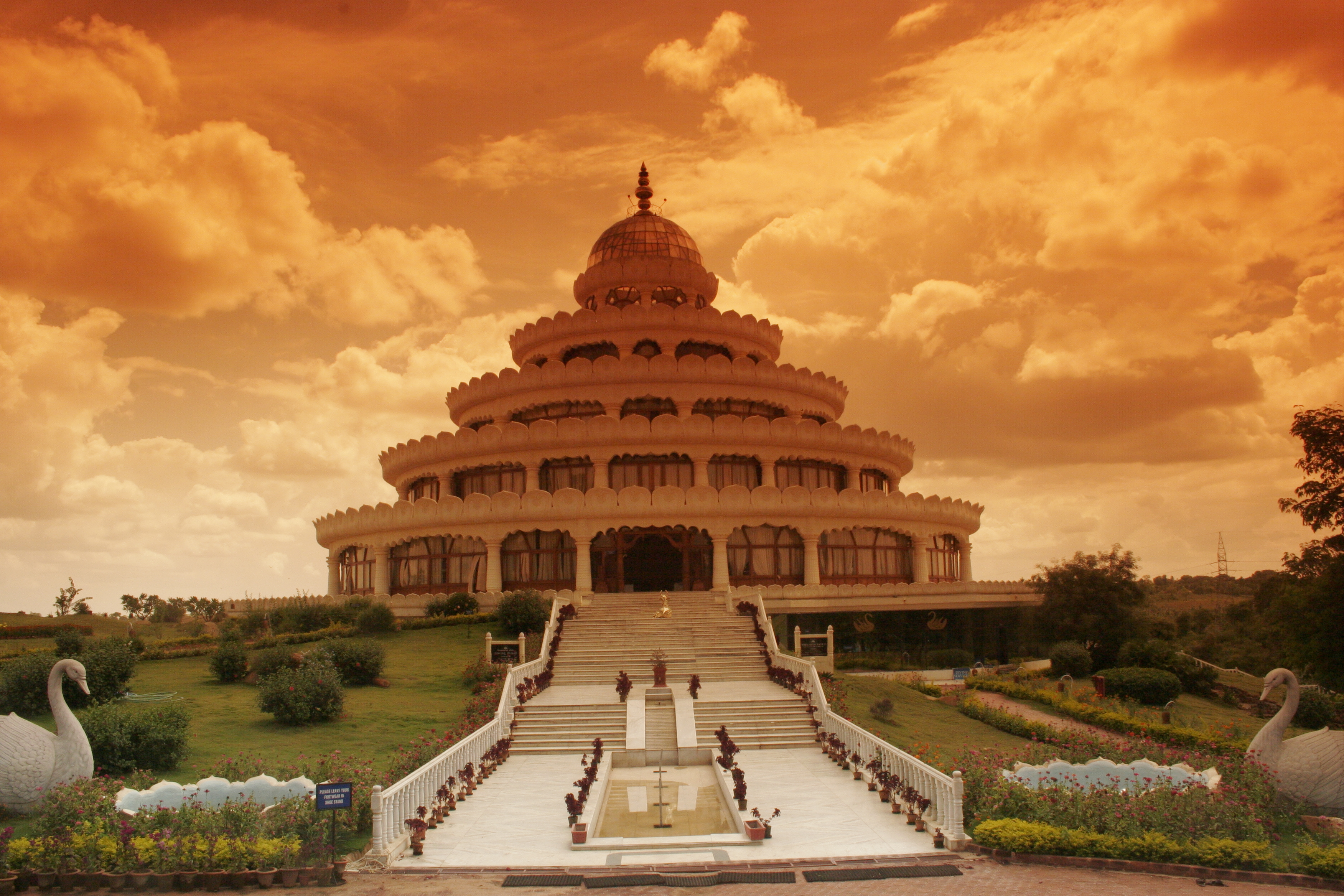 Шри последние. Бангалорский ашрам. Храм ашрам в Индии. Бангалор Индия ашрам. Ашрамы в Карнатаке.