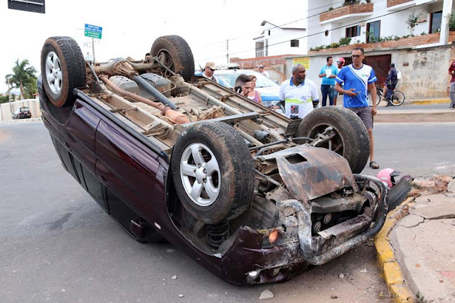 Idoso de 92 anos capota veículo em avenida de Brumado