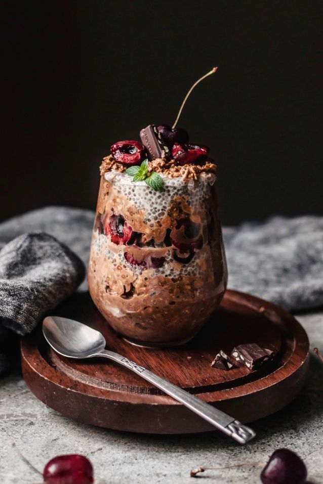 Chocolate Peanut Oats and Chia Parfait. Need more recipes? Find 21 Easy and Healthy Vegan Oat Recipes&nbsp;To Make Best Weight Loss Breakfast Ever! vegan breakfast oatmeal | easy oatmeal recipes | oatmeal recipes overnight | oatmeal weightloss | oatmeal recipes healthy easy #oats #oat #veganmeal #vegan 