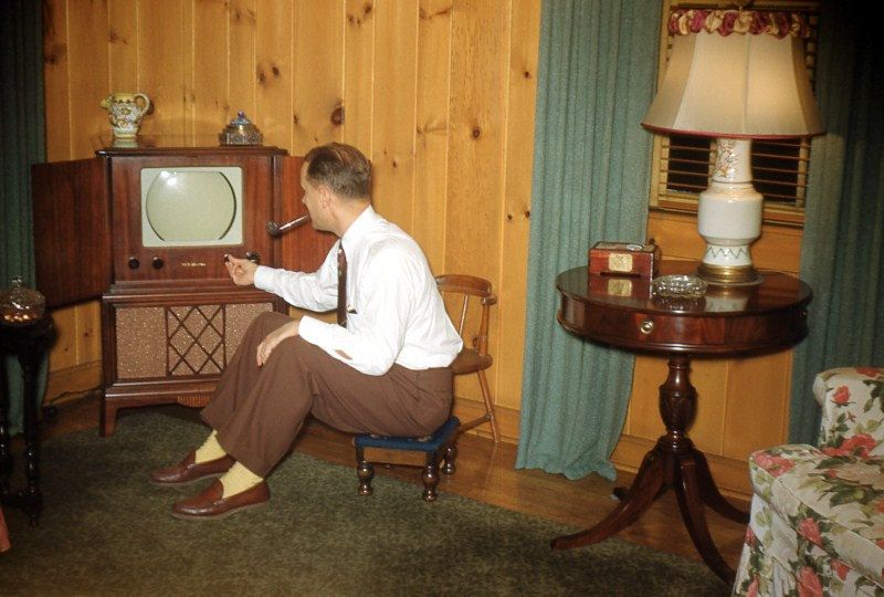 27 Vintage Snaps Capture People Watching TV in the Past Vintage Everyday
