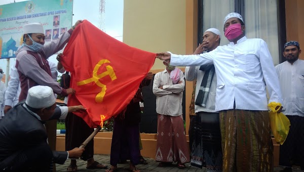 Tolak Kebangkitan PKI, Puluhan Ulama Datangi Kantor DPRD Sampang, Bakar Bendera Palu Arit
