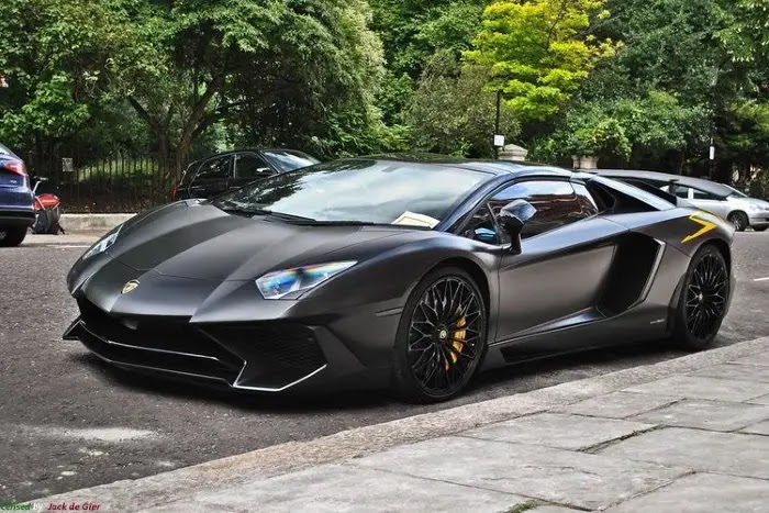 Mobil mewah dan pemiliknya di Indonesia - Lamborghini Aventador