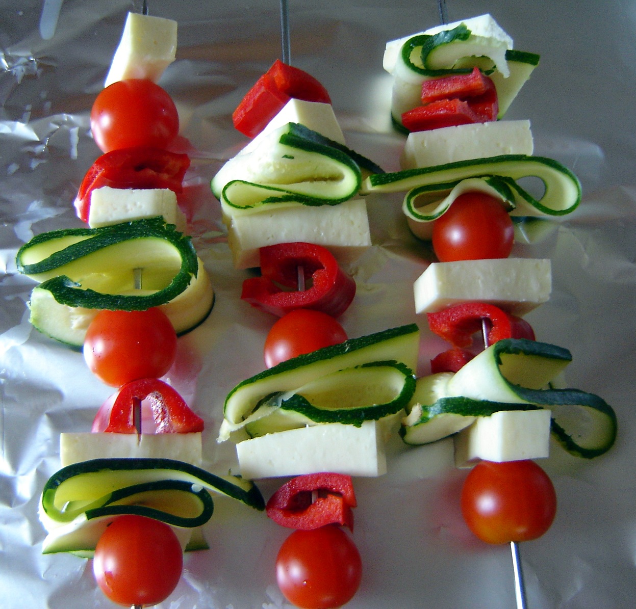 Gemüsespieße mit Halloumi, Zucchini, Tomaten und Paprika – The ...