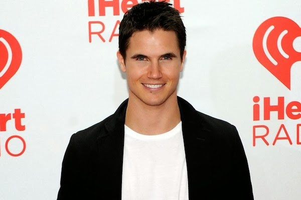 Robbie Amell Height Weight Body Statistics