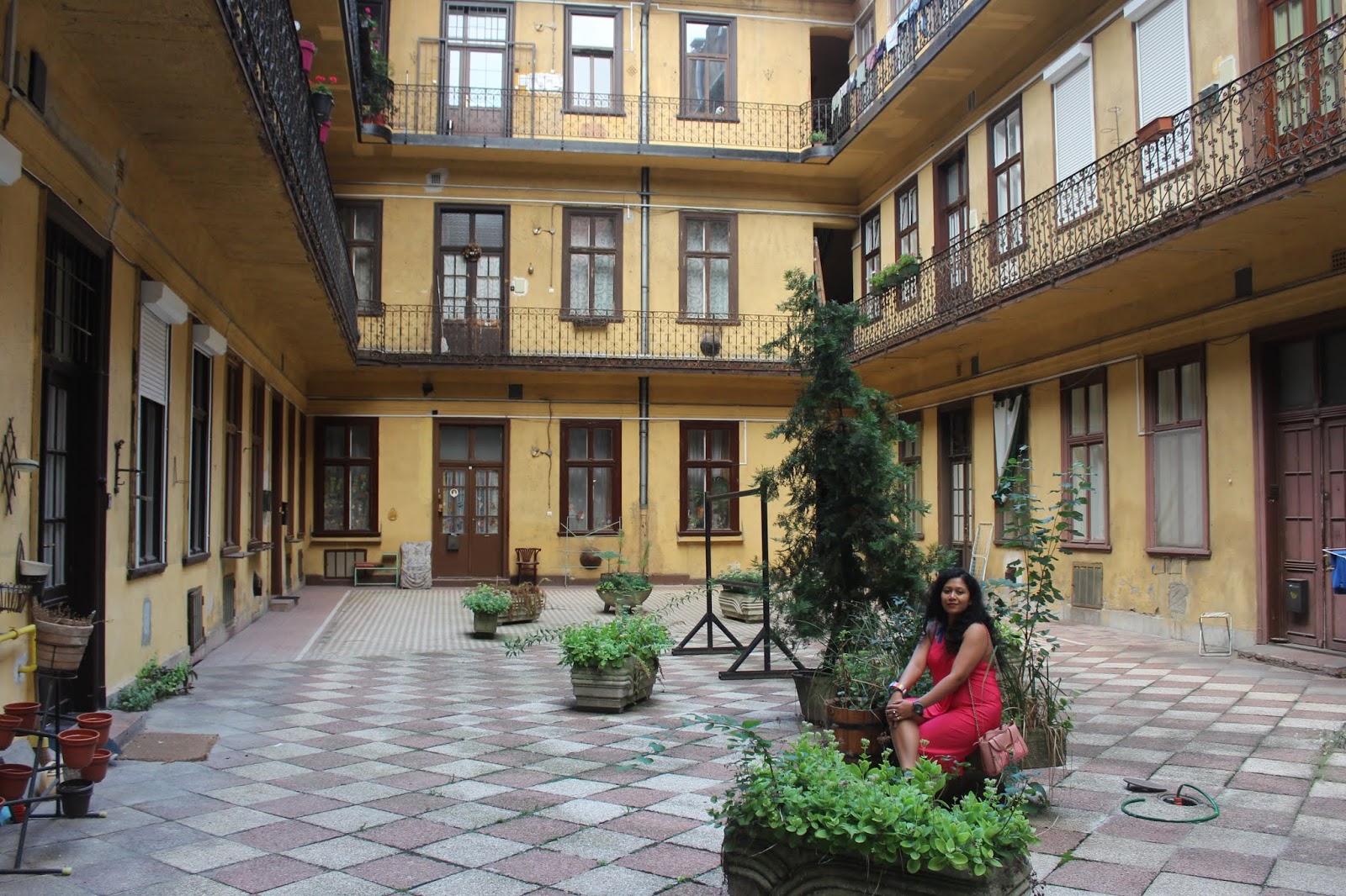 How does a Courtyard house in Budapest, Hungary look like? DocDivaTraveller