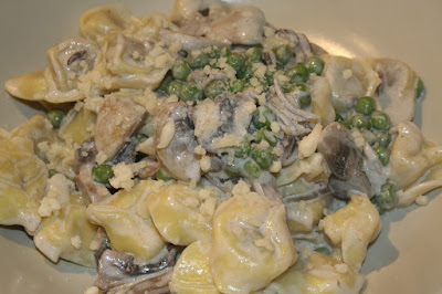 tortellini con funghi, piselli e panna