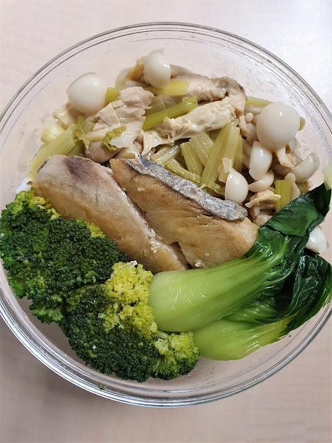 今日午餐：腐竹炒芹菜、菇、青江菜、青花菜、土魠魚，2021.03.25