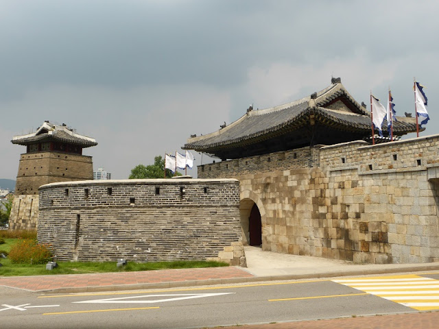 Puerta Hwaseomun de la Fortaleza de Suwon Puerta Hwaseomun de la Fortaleza de Suwon