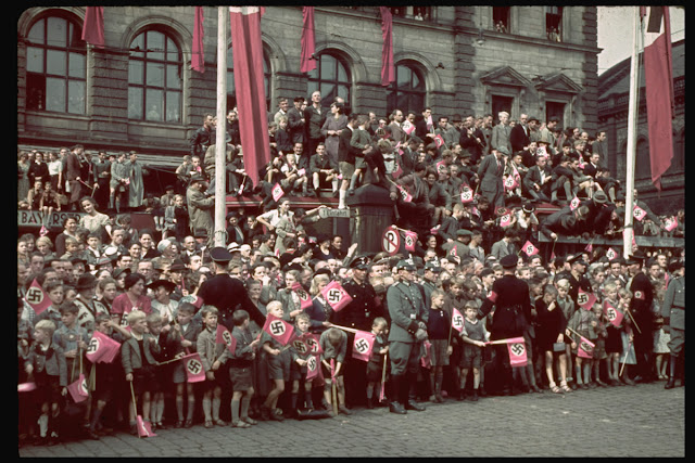 1938, Германия, Мюнхен. Во время проведения Мюнхенской конференции / A crowd in Munich, Germany, around the time of the 1938 Munich Conference