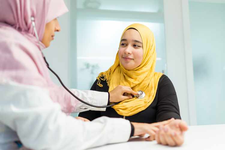 Катар медицина. Мусульманка врач. Медсестры в ОАЭ. Саудовская Аравия доктор. ОАЭ доктор.