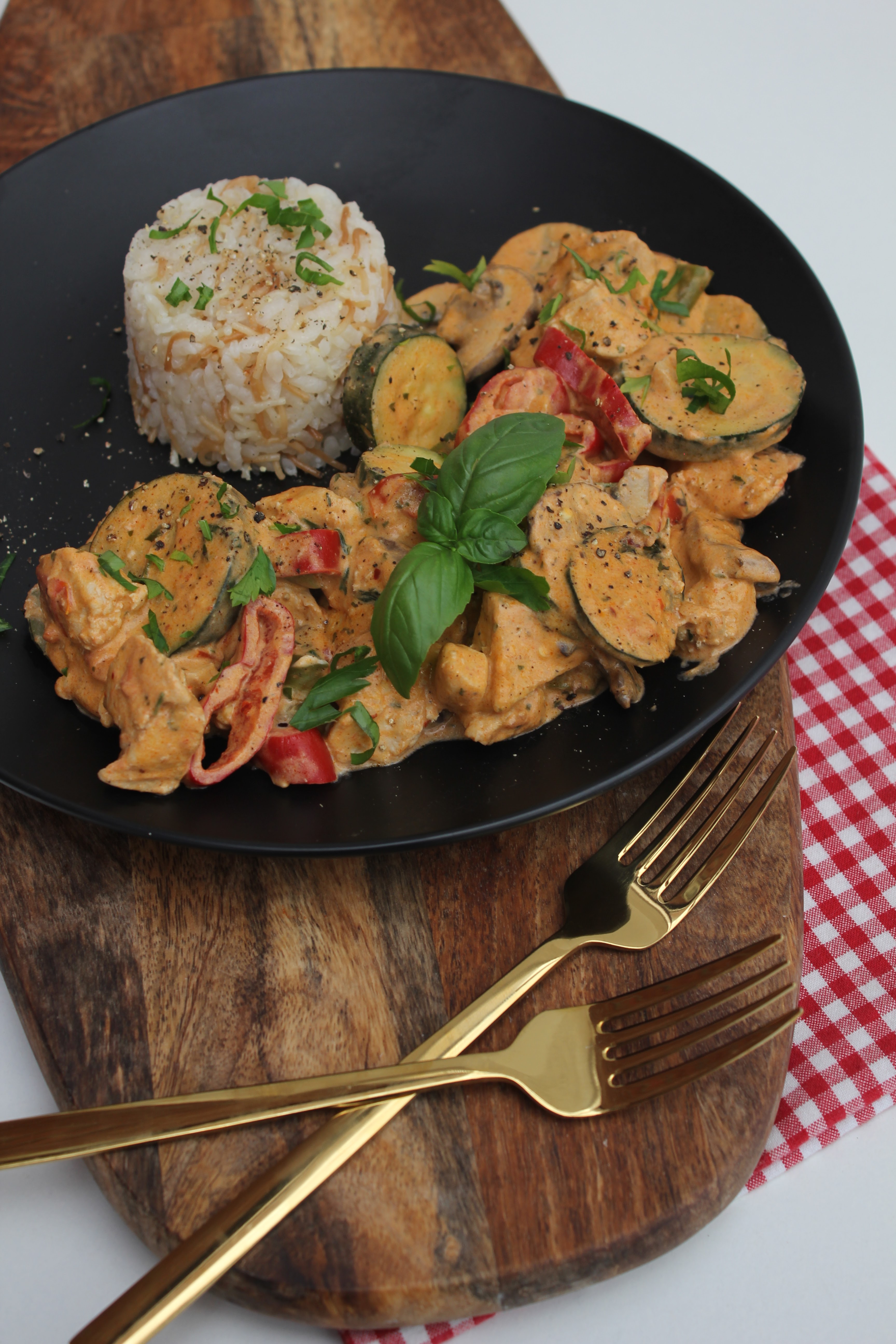 Hähnchenbrust mit Gemüse in cremiger Frischkäsesoße Hähnchenbrust mit Gemüse in cremiger Frischkäsesoße