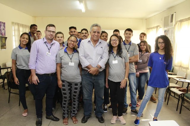 Senador Canedo: Palestra reúne jovens em debate sobre consciência política