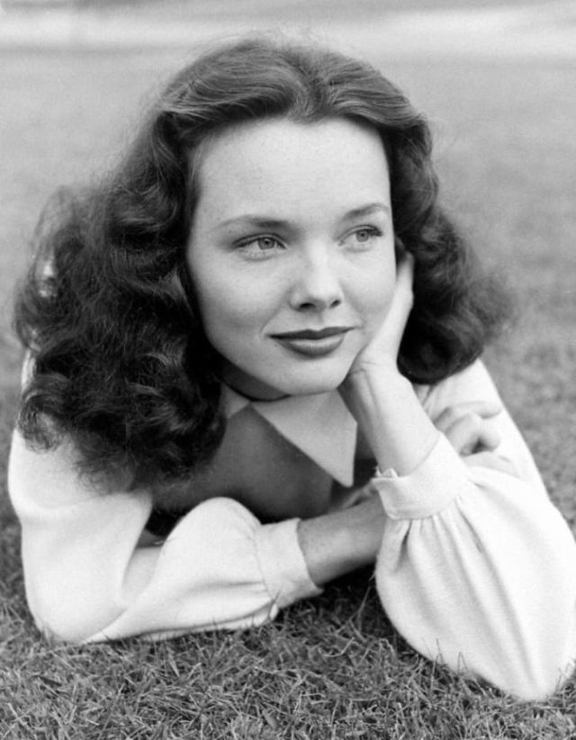 Photos of Wanda Hendrix in the 1940s and ’50s Vintage Everyday
