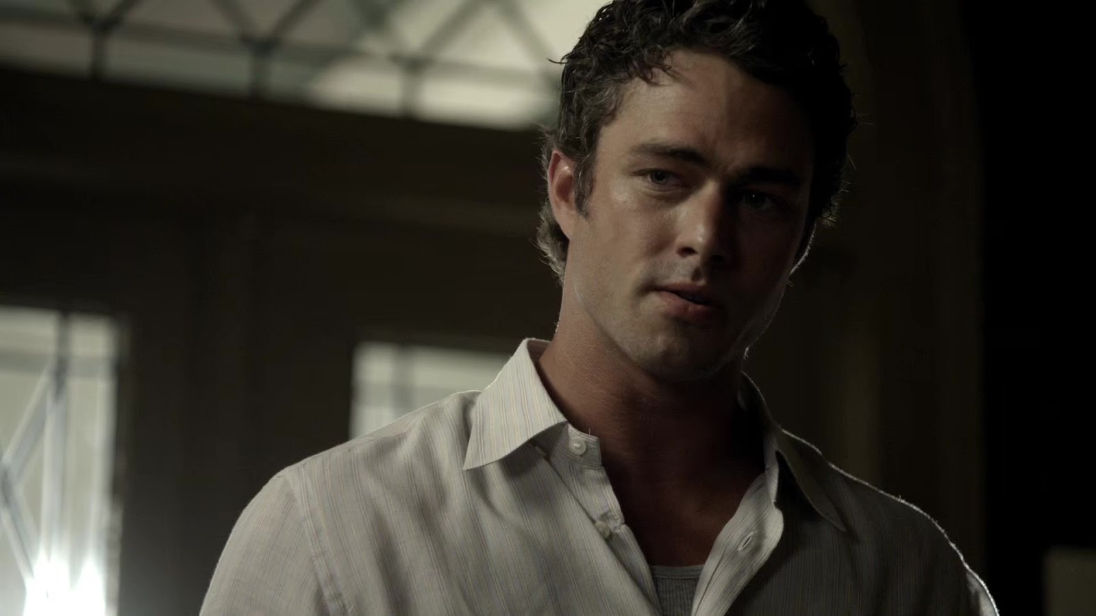 Films Et Séries Tv Avec Taylor Kinney ausCAPS: Taylor Kinney in The Vampire Diaries 2-01 "The Return"