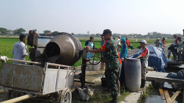 Jalan Pertanian Desa Bakungan Di Beton Warga dan Babinsa 