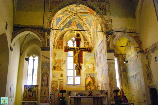 Interior de la Basílica de San Francisco en Arezzo, Toscana